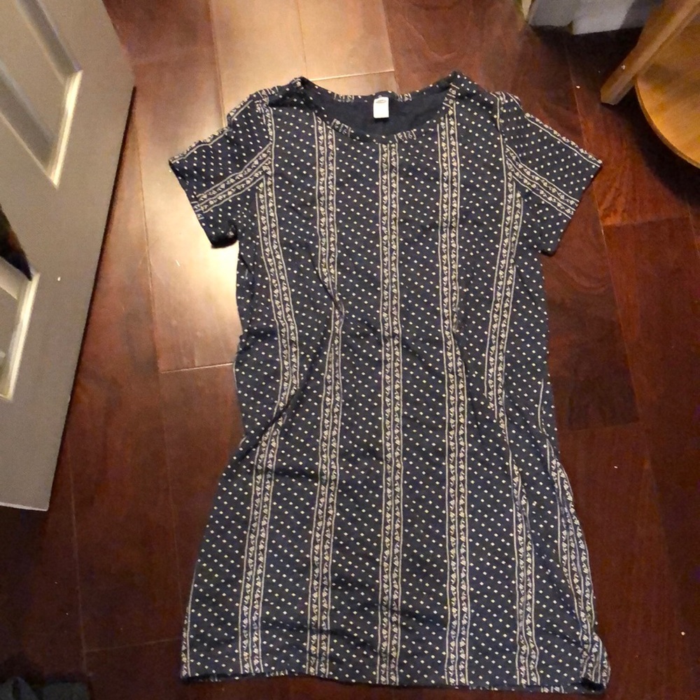 Blue printed fitted dress.